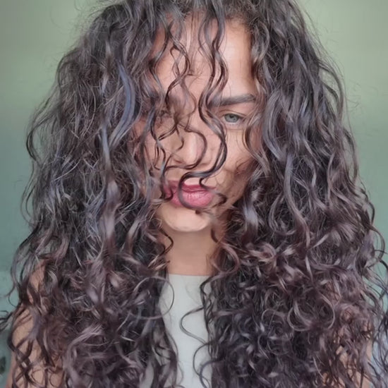 Video zu umberto-giannini_Thirsty-Curls-Souffle-Curl-cream-300ml_5060472673138_U266_eumberto-giannini_Thirsty-Curls-Souffle-Curl-cream-300ml_5060472673138_U266